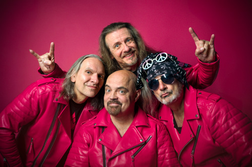 Bandportrait der Band J.B.O vor pinkem Grund © HUCKLEBERRYKING MEDIA GMBH