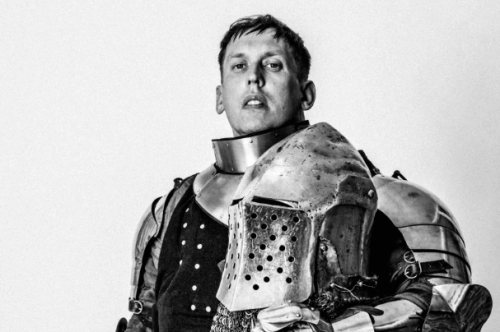 Der Rapper Grim104 trägt eine Ritterrüstung und hält den Helm in seiner linken Hand. © Lennart Brede