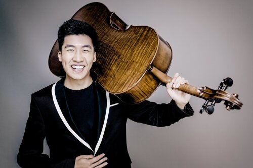 Neujahrskonzert Symphoniker, Mann, mit Chello über der Schulter, lacht in die Kamera © Nürnberger Symphoniker