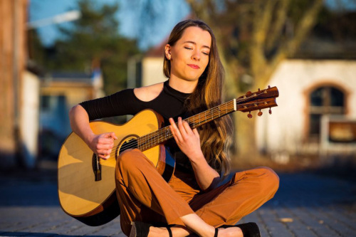 © Reinhold Blaha Julia Lange mit Gitarre © Reinhold Blaha