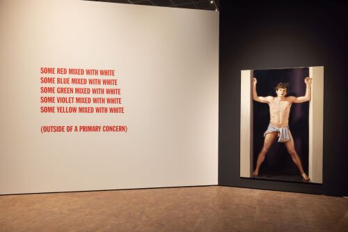 Ausstellung „Body. Aspekte des Körperlichen“ mit Blick auf das Bild "Victor" von Anke Doberauer.