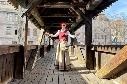 Christine Maaß als Henkersgattin Maria Schmidt auf dem Henkersteg