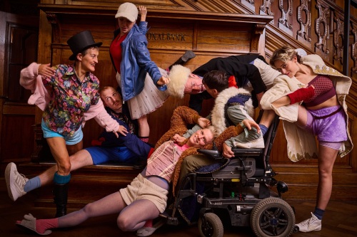 Curtis & Co. – dance affairs/EveryBody mit Nutcracker.Now, eine inklusive Tänzer:innen-Gruppe posiert in Kostümen © Ludwig Olah