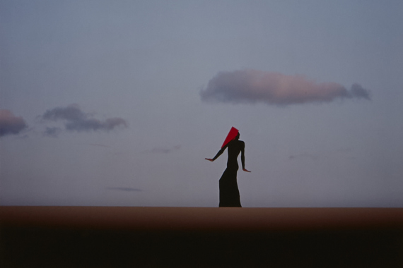 Die Silhouette einer Person vor einem dämmrigen Himmel