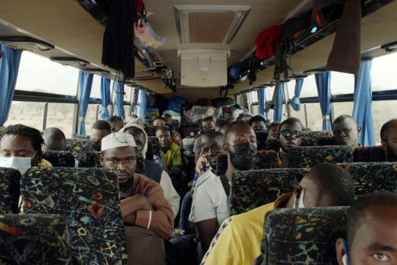 Nigerianische Männer in einem Bus.