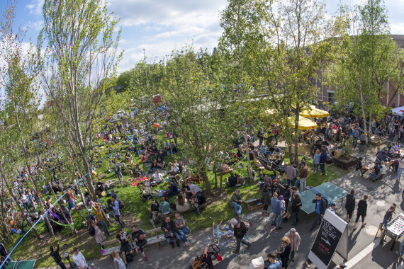 Luftaufnahme des Z-Bau Biergartens.