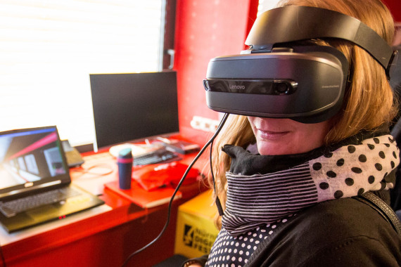 Frau trägt VR-Brille auf dem Nürnberg Digital Festival.