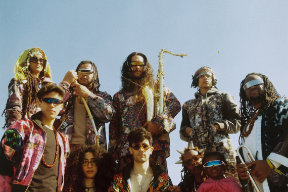 Die Band Sonic Interventions in bunten, futuristischen Outfits.