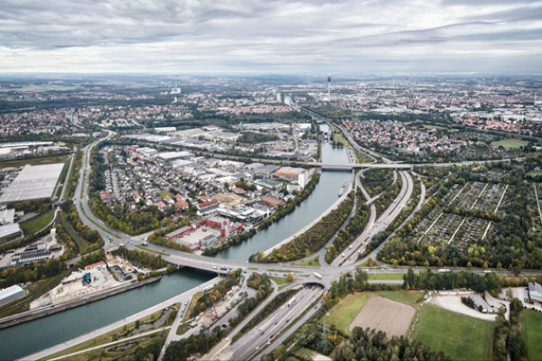Foto: Die Hafen·brücken über den Main-Donau-Kanal und die Süd·west·tangente.