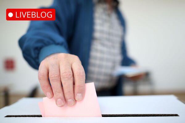 Mann wirft Stimmzettel in Wahlurne - live