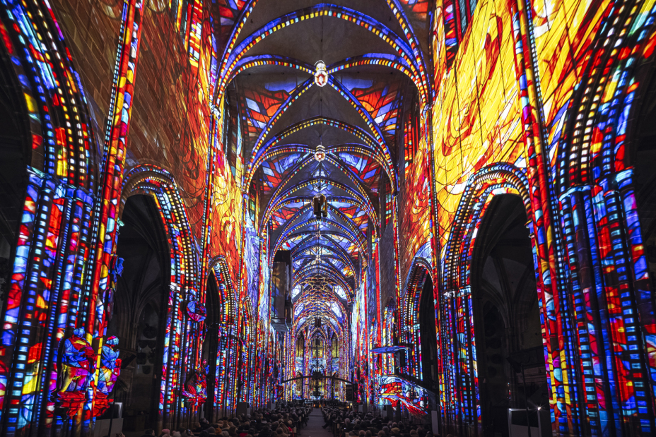 Luminiscence in der Lorenzkirche: Das Kirchenschiff ist bunt beleuchtet.