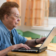 Seniorin am Laptop