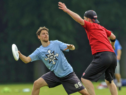 Bild © Kosecki / imago Foto: 2 Spieler bei einem Ultimate-Frisbee-Spiel., Bild © Kosecki / imago