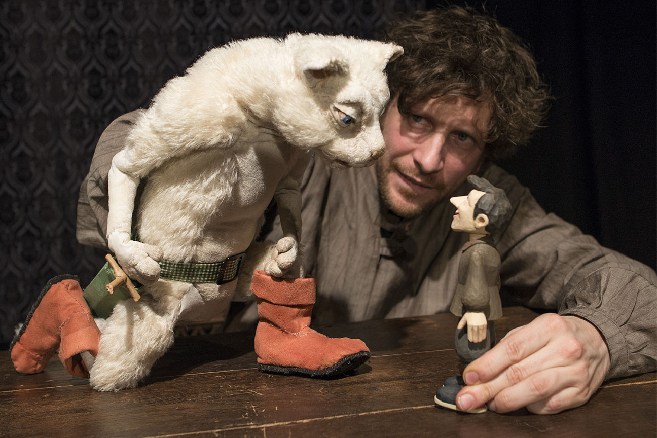 Schauspieler mit einer Handpuppe als gestiefeltem Kater und eine menschlicher Holzfigur, Bild © Klaus Zinnecker / Theater Zitadelle