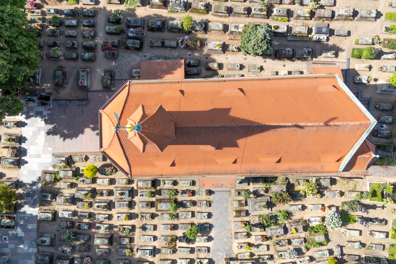 Drohenenfoto: Blick auf das Dach der Kirche auf dem Johannisfriedhof. Daneben Gräber., Bild © Stadt Nürnberg/Christine Dierenbach