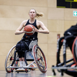 Foto: Rollstuhlbasketballerin Lilly Sellak kurz vor der Ballabgabe an eine Mitspielerin.