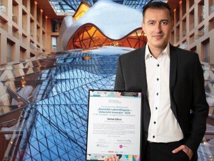 Bild © privat Foto: Serhat Gökce mit der Auszeichnung Deutscher Lehrkräftepreis - Unterricht innovativ 2025 in der Hand., Bild © privat