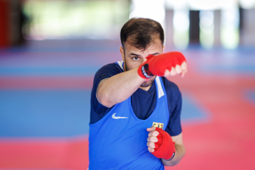 © Daniel Karmann Foto: Boxer Omid Ahmadisafa beim Schlagtraining. Seine Hände sind durch einen roten Knöchelschutz bedeckt. © Daniel Karmann