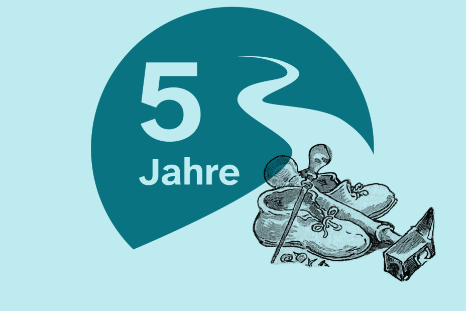 Grafik: Wanderschuhe und Schuhmacherwerkzeug. Links daneben: Schriftzug 5 Jahre., Bild © Stadtgrafik / Elisabeth Dötzer unter Verwendung der Vorlage A 7/I Nr. 2499, Stadtarchiv Nürnberg (Ausschnitt).