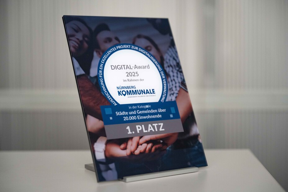 Bild © Stadt Nürnberg/Christine Dierenbach Foto: Schild hinter Glas des Digital Awards für die Stadt Nürnberg, Bild © Stadt Nürnberg/Christine Dierenbach