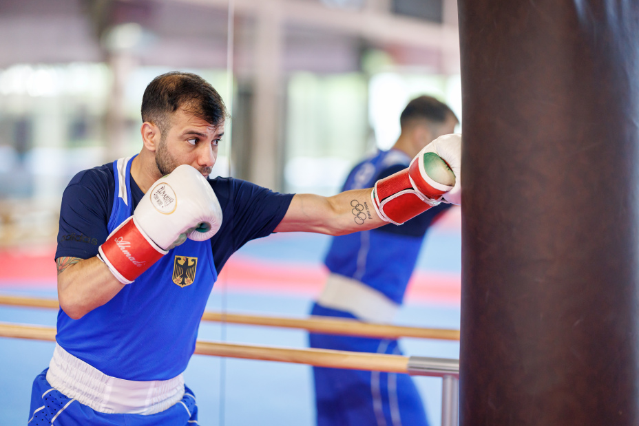 Foto: Der Boxer Omid Ahmadisafa schlägt mit Boxhandschuhen auf einen Boxsack.
