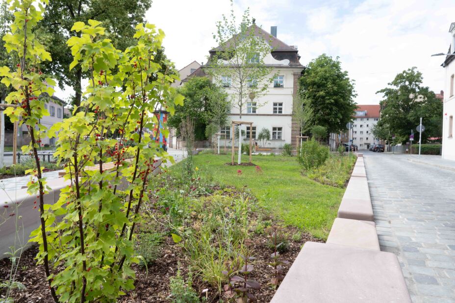 Bild © Stadt Nürnberg / Christine Dierenbach Foto: Beete mit Büschen, dahinter Rasen, eingefasst von einer niedrigen Steinmauer. Im Hintergrund ein Gebäude., Bild © Stadt Nürnberg / Christine Dierenbach