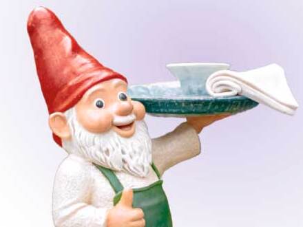 Foto von einem Garten·zwerg mit einem Tablett in der Hand.