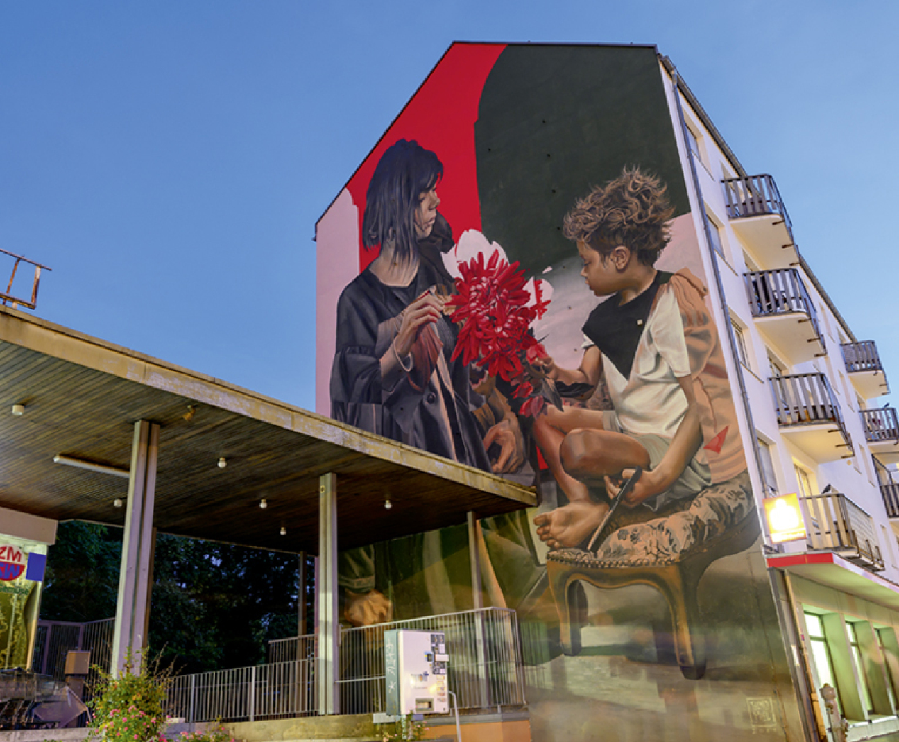 „Frau mit Kind und Chrysantheme“: Streetart in der Äußeren Bayreuther Straße, Bild © Timm Schamberger / Stadt Nürnberg
