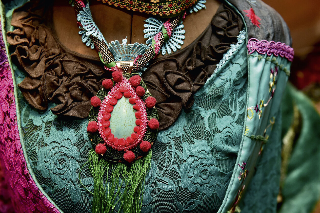 Bild © Claus Felix Kunstvolle Dekolleté eines Kleids von Gudrun Klembt., Bild © Claus Felix