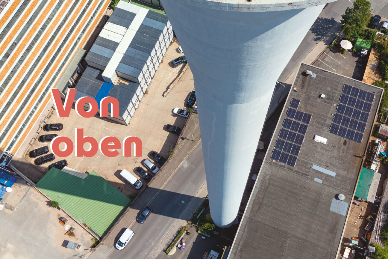 Das Versandhaus ist Geschichte, aber das Wahrzeichen bleibt. Die Gebäude unter dem markanten Quelle-Turm werden derzeit umgebaut und als „The Q“ wieder zum Leben erweckt., Bild © Marius Marthold / Stadt Nürnberg