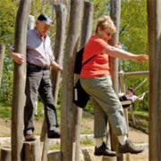 Zwei Senioren balancieren über den Holzparcours auf dem neuen Bewegungspark im Pegnitztal West