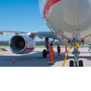 Albrecht-Dürer-Airport: International abheben. Blick auf ein Flugzeug beim Betanken