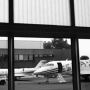Halle mit Ausblick: Draußen wird ein Learjet startklar gemacht