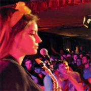 Eine junge Musikerin mit Trompete bei einem Auftritt in dem Club der Musikzentrale Nürnberg