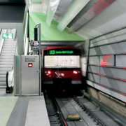 führerlose U-Bahn fährt in den U-Bahnhof ein