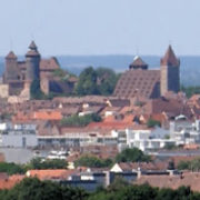 Ein Blick über die Dächer der Stadt. Im Hintergrund ist die Burg.