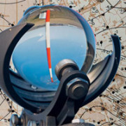 In der Glaskugel des Sonnenscheinautograph spiegelt sich der  Mast eines Windmessers