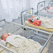 Neugeborene in der Wöchnerinnenstation im Klinikum Süd.