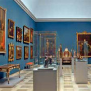 Mit Möbeln, Musikinstrumenten und Gemälden verdeutlicht dieser reich ausgestattete Saal die Hofkultur im 18.Jahrhundert