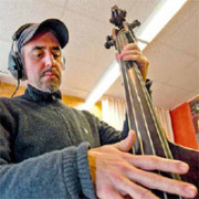 Produzent Bernd Batke spielt Cello in seinem Studio
