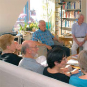 Seniorenwohngemeinschaft sitzt zusammen im Wohnzimmer