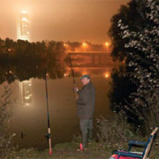 Ein Angler hofft auf sein Glück um Mitternacht am Wöhrder See
