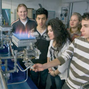 Schülerinnen und Schüler erfahren in einer Lehrwerkstatt, wie ein Gasdurchlauferhitzer funktioniert