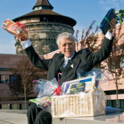 Ex-Stadtrechtsdirektor Hartmut Frommer freut sich über Geschenkkorb zum Dienstabschied nach 38 Jahren