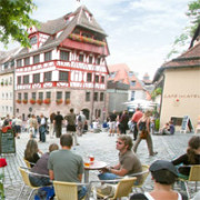Der Platz am Tiergärtertor: Hier sitzen Leute beim Bier, im Hintergrund ist das Dürerhaus.