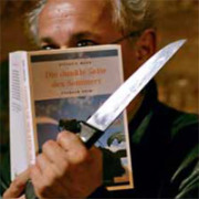 Mann mit Messer und Frankenkrimi in der Hand