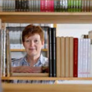 Verlagsleiterin Martina Buder in den Verlagräumen des Kunstverlags für moderne Kunst