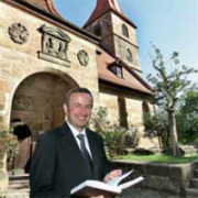 Christian Kopp Pfarrer Christian Kopp vor der beliebtesten Hochzeitsdorfkirche in Kraftshof