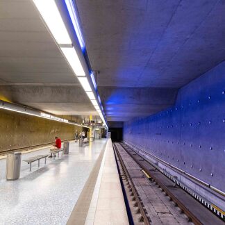 ( Bild: Christine Dierenbach / Christine Dierenbach / Stadt Nürnberg ) Der Name U-Bahnhof Gustav-Adolf-Straße ist ein Hinweis auf den Lauf der Geschichte über ihm im Dreißigjährigen Krieg, der 1618 begann. Feldherr Gustaf Adolf von Schweden griff 1630 ein, um den Protestantismus im Norden Europas zu schützen. Erstmals fuhr hier eine U-Bahn am 14. Juni 2008 durch.