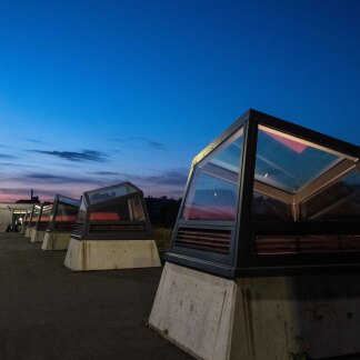 ( Bild: Christine Dierenbach / Christine Dierenbach / Stadt Nürnberg ) Das sind ganz schön futuristisch anmutende Lichtkuppeln. In der „blauen Stunde“ kommen sie besonders gut zur Geltung. Der U-Bahnhof Großreuth bei Schweinau hat insgesamt sieben davon. Die Lichtkuppeln lassen das Tageslicht durch.